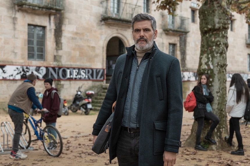 El actor Roberto Enríquez con el Monasterio de Celanova al fondo en una imagen de "El desorden que dejas"/ Netflix