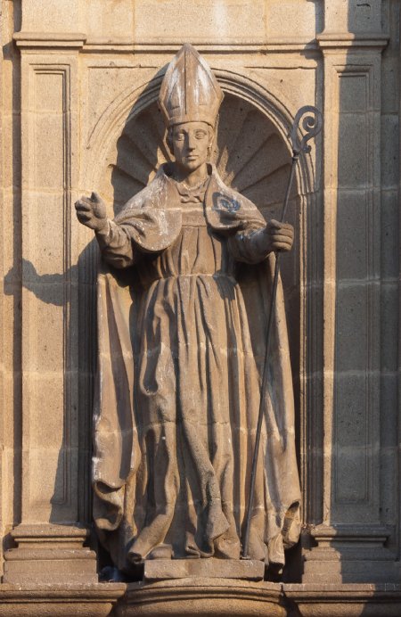 Estatua de San Rosendo en la fachada de la iglesia de San Salvador de Celanova