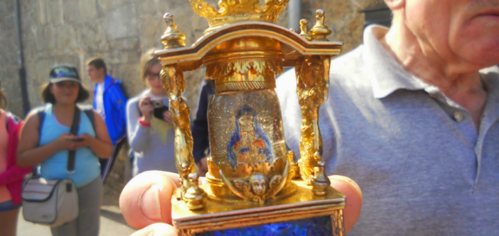 Virgen del Cristal en manos de D. Adolfo