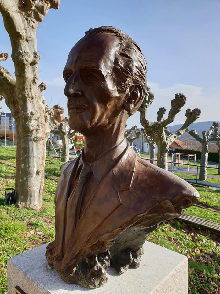 Busto de Pepe Velo no Parque das Triguerizas de Celanova/ Mercedes Vázquez Saavedra