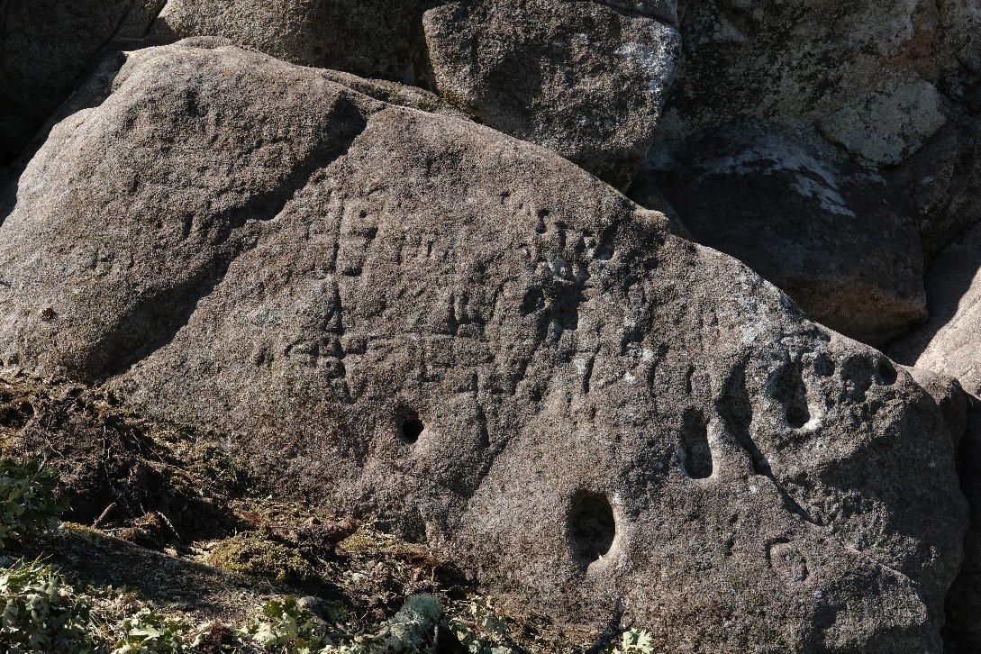 Inscripciones en una roca del castillo de A Picoña