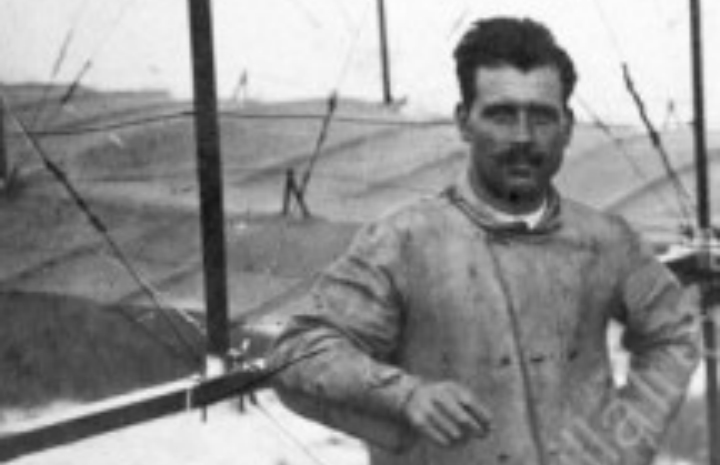 Manuel González, el aviador al lado de uno de sus biplanos
