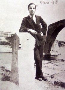 Eduardo Blanco Amor junto al monumento a Curros (1916)