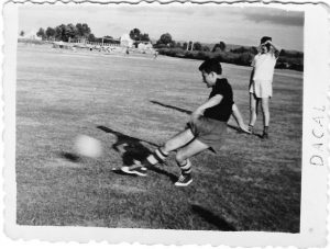 Carlos Casares xogando ó fútbol en 1960