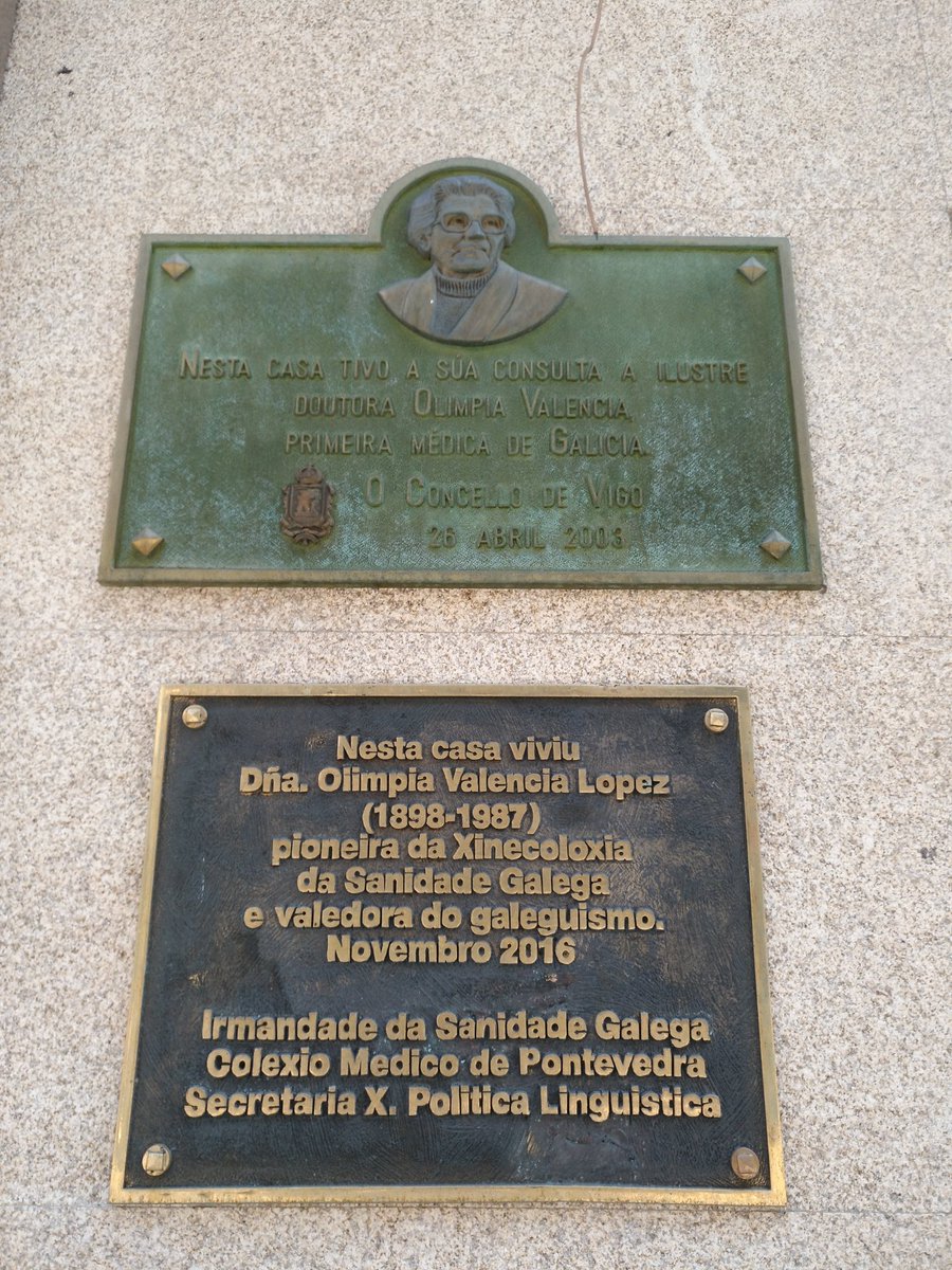 Placas conmemoriativas en el edificio de la clínica de Olimpia Valencia/ Diego Gómez